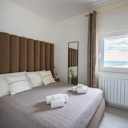 Terra | 2-bedroom With Shared Kitchen & Balcony - Seafront Location 4*