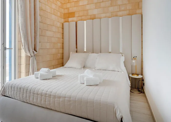 Terra | 2-bedroom With Shared Kitchen & Balcony - Seafront Location מלון דירות